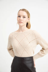 Sesamfarbener, rautenförmig perforierter Pullover aus Baby-Suri-Alpaka mit Rundhalsausschnitt