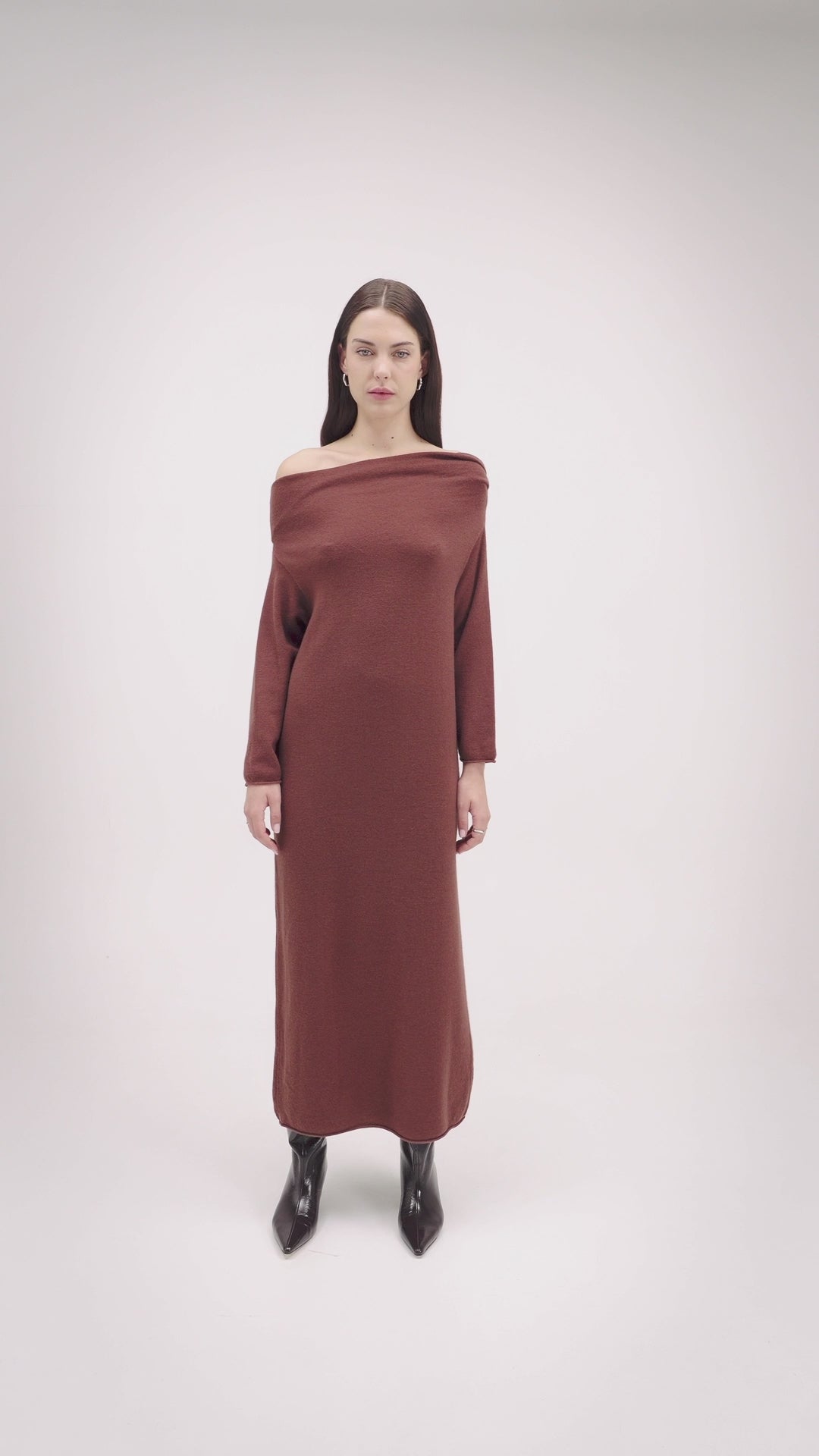 Abito lungo in maglia di pura lana con maxi collo morbido