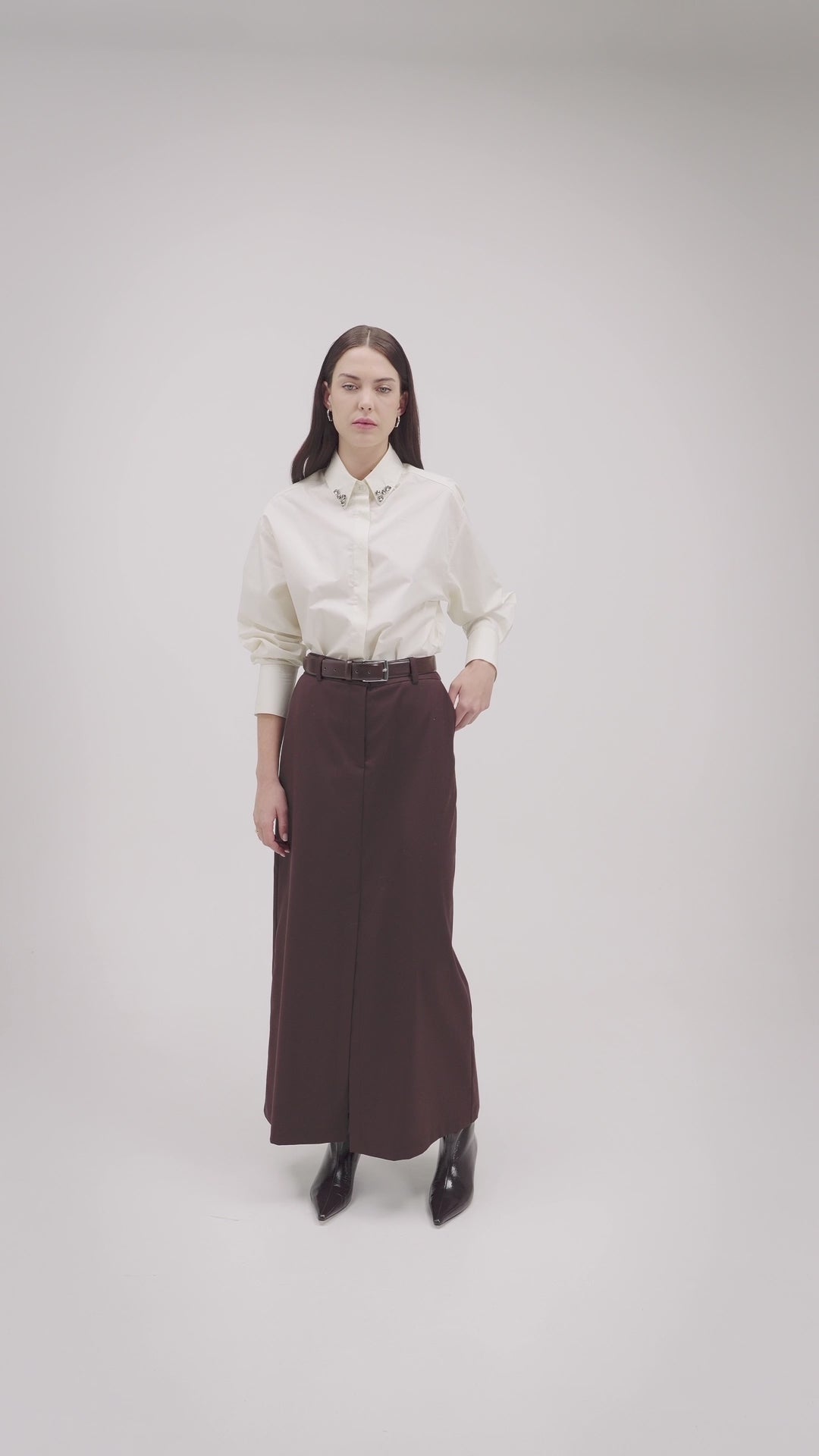 Enzyme cotton shirt with cabochon on the collar